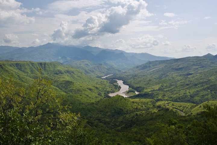 Dòng sông Omo chạy qua các quả đồi gần cầu Bele. Ảnh: Getty.