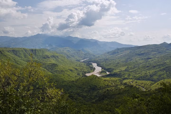 Dòng sông Omo chạy qua các quả đồi gần cầu Bele. Ảnh: Getty.