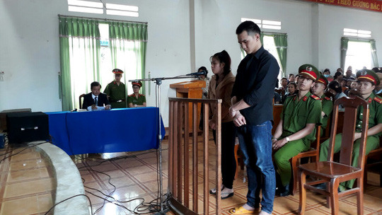 Hai bị cáo lĩnh án tại phiên tòa. Hai bị cáo lĩnh án tại phiên tòa.