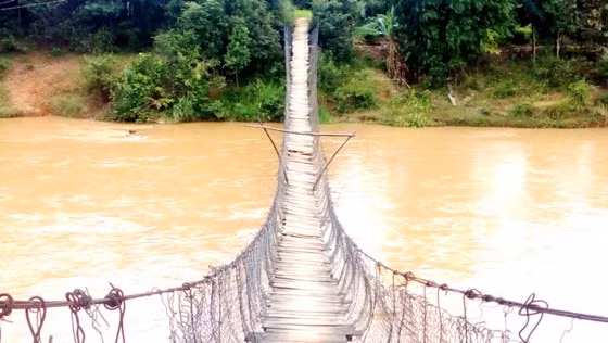 Cầu treo Đăk Psi ở xã Đăk Psi (huyện Đak Hà) đã xuống cấp nhưng không có kinh phí sửa chữa.
