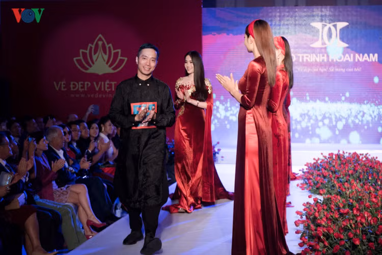 NTK Đỗ Trịnh Hoài Nam chào khán giả.