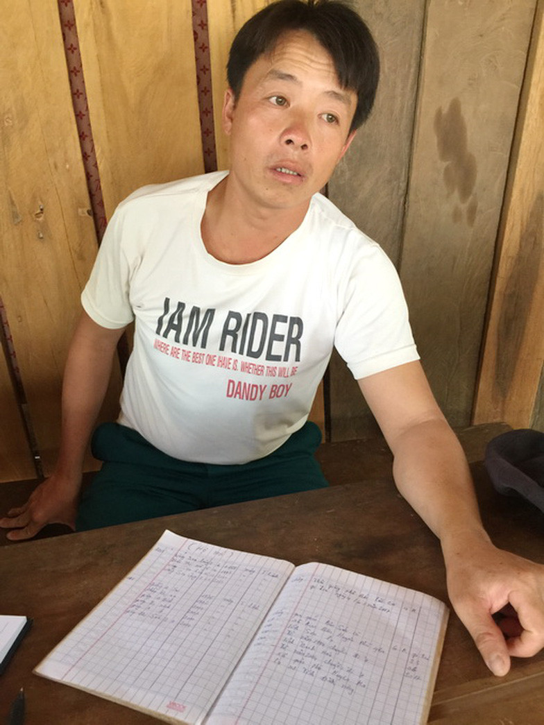 Thôn trưởng Đào Văn Dỉa và cuốn "sổ đời tạm" cứ dài ra nhưng nội dung không trùng khớp thực tế vì người dân tự do đến tự do đi. Thôn trưởng Đào Văn Dỉa và cuốn