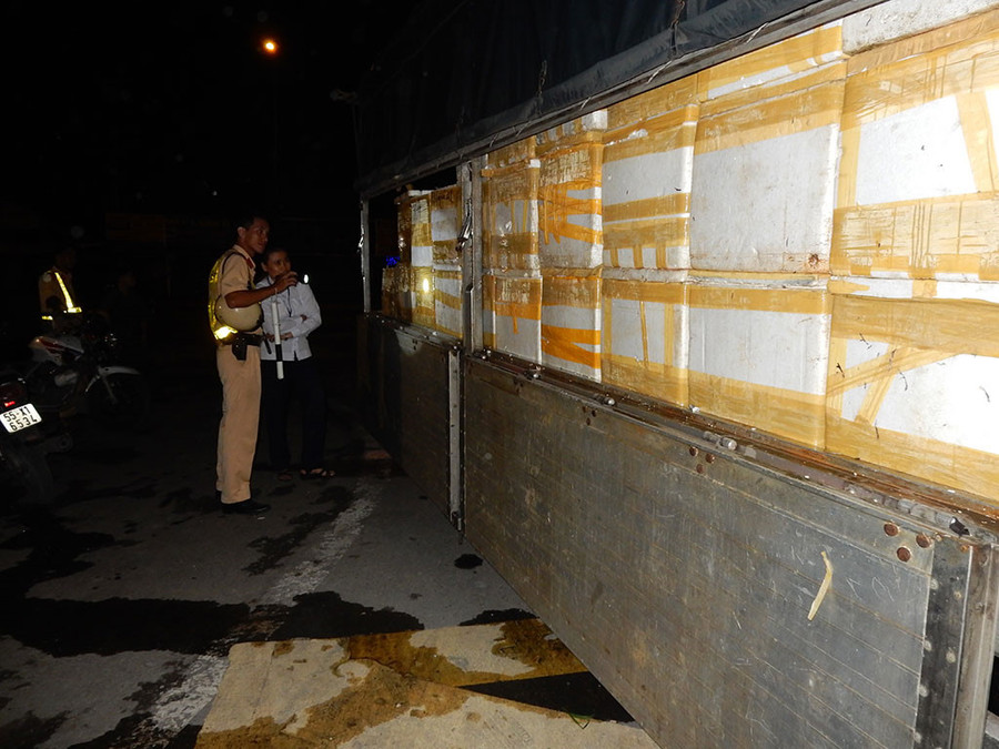 Xe tải chở cút thối. Xe tải chở cút thối.