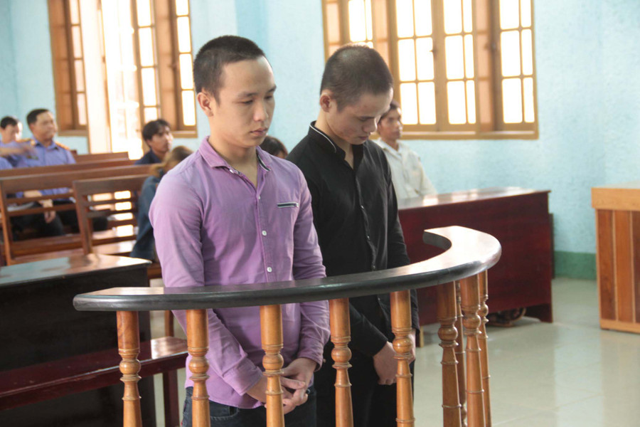 Triệu và Bảo (từ trái qua) đứng trước vành móng ngựa. Ảnh: Văn Ngọc  Triệu và Bảo (từ trái qua) đứng trước vành móng ngựa. Ảnh: Văn Ngọc