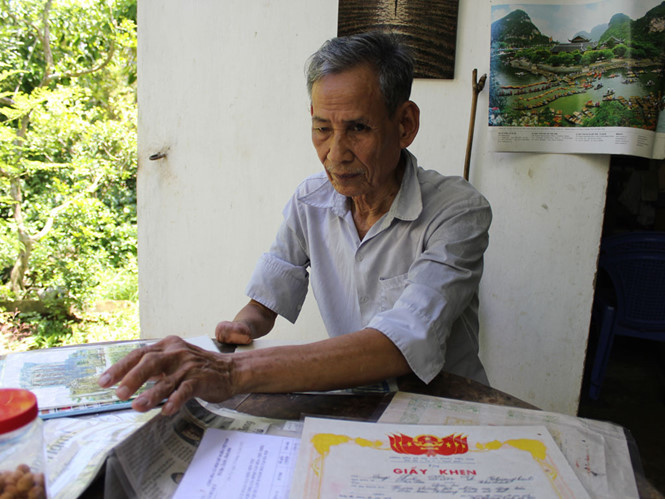 39 năm qua, ông Ý đã giúp đỡ hàng chục học sinh nghèo được ăn học đến nơi đến chốn. 39 năm qua, ông Ý đã giúp đỡ hàng chục học sinh nghèo được ăn học đến nơi đến chốn.