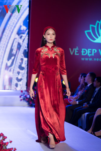 Tổng hợp kỹ thuật của các làng nghề truyền thống kết hợp với lối thể hiện hiện đại NTK Hoài Nam đã tạo nên những mẫu thiết kế cầu kỳ.  Tổng hợp kỹ thuật của các làng nghề truyền thống kết hợp với lối thể hiện hiện đại NTK Hoài Nam đã tạo nên những mẫu thiết kế cầu kỳ.