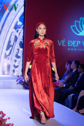  Tổng hợp kỹ thuật của các làng nghề truyền thống kết hợp với lối thể hiện hiện đại NTK Hoài Nam đã tạo nên những mẫu thiết kế cầu kỳ.