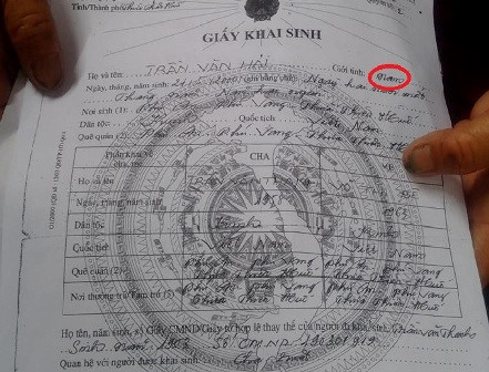 Giấy khai sinh bị khai nhầm từ nữ sang nam. Ảnh: Điền Quang.