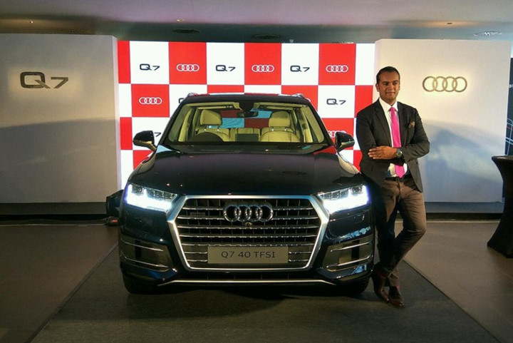 Audi Ấn Độ vừa đã bổ sung thêm một phiên bản xăng cho mẫu SUV hạng sang Audi Q7 40 TFSI. Hiện giá bán của bản máy chạy xăng tại thị trường đông dân thứ 2 thế giới là 67,76 lakhs INR (khoảng 2,41 tỷ đồng). Audi Ấn Độ vừa đã bổ sung thêm một phiên bản xăng cho mẫu SUV hạng sang Audi Q7 40 TFSI. Hiện giá bán của bản máy chạy xăng tại thị trường đông dân thứ 2 thế giới là 67,76 lakhs INR (khoảng 2,41 tỷ đồng).