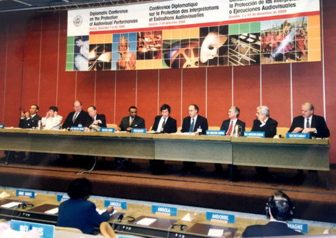 Đại sứ Nguyễn Quý Bính (ghế chủ tịch) tại LHQ tháng 12-2000. Đại sứ Nguyễn Quý Bính (ghế chủ tịch) tại LHQ tháng 12-2000.