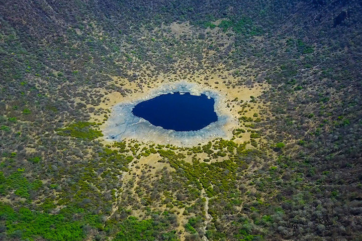 Bức ảnh chụp từ trên cao quang cảnh hồ miệng núi lửa El Sod, nơi những người dân bộ lạc Borana hay đào muối, vào tháng 3/2017. Ảnh: Corbis.