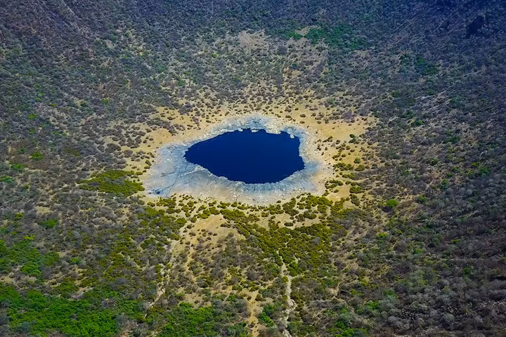 Bức ảnh chụp từ trên cao quang cảnh hồ miệng núi lửa El Sod, nơi những người dân bộ lạc Borana hay đào muối, vào tháng 3/2017. Ảnh: Corbis.