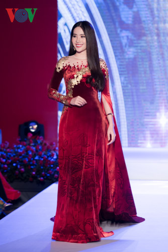Tối 26-9, tại Hà Nội, Miss Earth 2016 Nam Em đã có phần trình diễn ấn tượng khi làm vedette cho bộ sưu tập "Sen vàng" của nhà thiết kế Đỗ Trịnh Hoài Nam trong chương trình "Vẻ đẹp Việt Nam". Tối 26-9, tại Hà Nội, Miss Earth 2016 Nam Em đã có phần trình diễn ấn tượng khi làm vedette cho bộ sưu tập