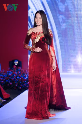 Tối 26-9, tại Hà Nội, Miss Earth 2016 Nam Em đã có phần trình diễn ấn tượng khi làm vedette cho bộ sưu tập 