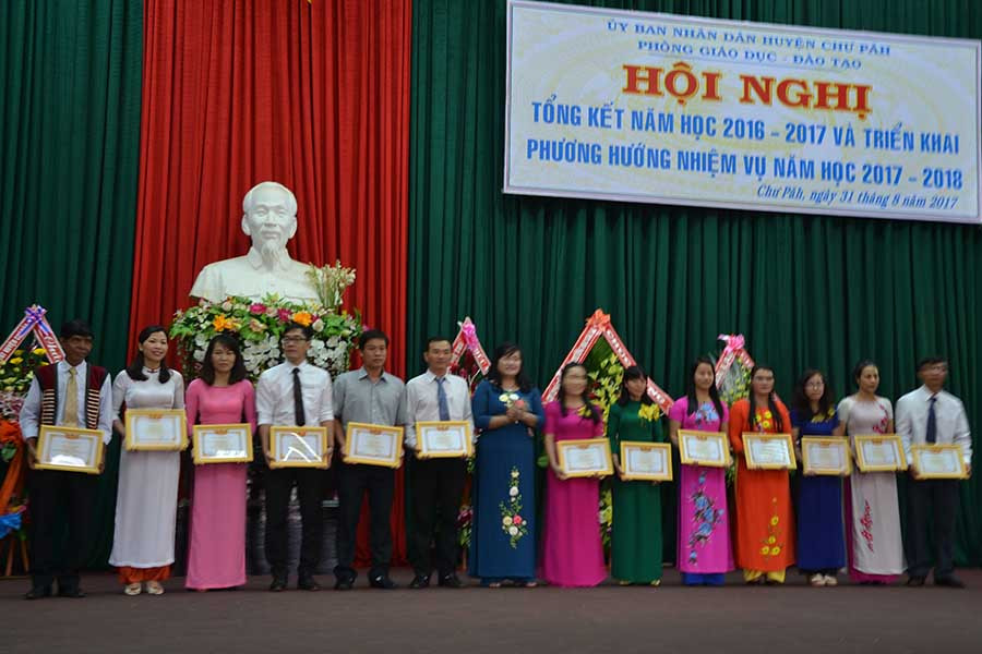 Chú thích ảnh: Phòng GD-ĐT huyện Chư Pah trao giấy khen cho các cá nhân có thành tích xuất sắc trong năm học 2016-2017. Ảnh: N.T  Chú thích ảnh: Phòng GD-ĐT huyện Chư Pah trao giấy khen cho các cá nhân có thành tích xuất sắc trong năm học 2016-2017. Ảnh: N.T