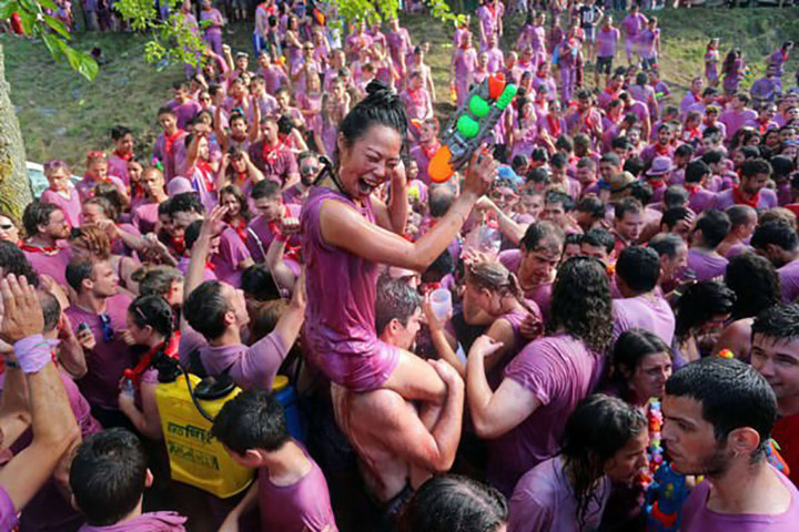 Lễ hội rượu Haro - Tây Ban Nha. Vào dịp tháng 6 hàng năm, bạn sẽ có cơ hội tham gia vào lễ hội rượu vang của xứ sở bò tót hay còn được biết đến với cái tên Haro. Trong lễ hội này tất cả mọi người đều mặc đồ trắng và mang theo rượu vang. Họ tưới hoặc ném lên người nhau bằng thứ vũ khí tự chọn và không có khả năng gây thương tích. Lễ hội này thu hút đông đảo người dân Tây Ban Nha cùng tham gia và đã trở thành một phần không thể thiếu trong văn hóa truyền thống của người dân địa phương.