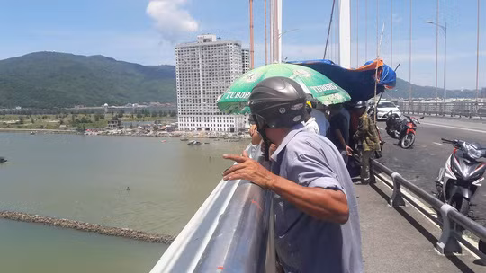 Hiện trường vụ nhảy cầu tự tử.