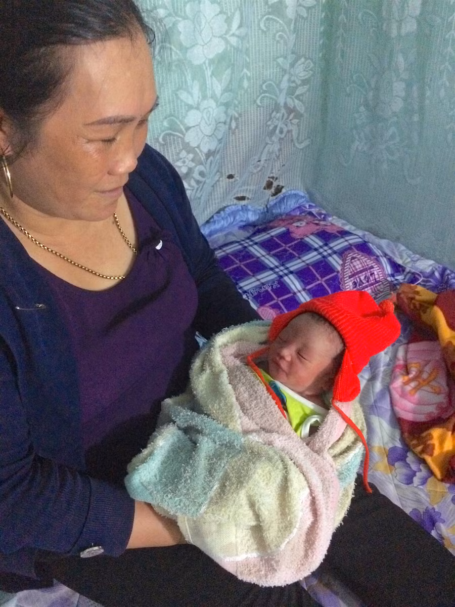 Đứa bé tạm thời được gửi cho chị Thương chăm sóc. Ảnh: Mộc Trà 