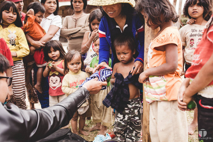  Thử áo này xem đẹp trai không nào? - Ảnh: P.H.T