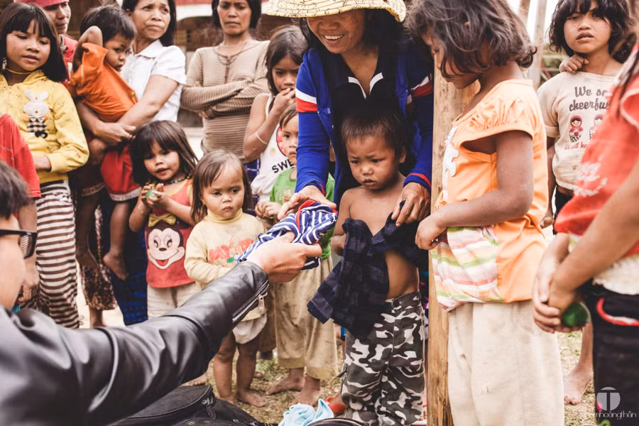  Thử áo này xem đẹp trai không nào? - Ảnh: P.H.T