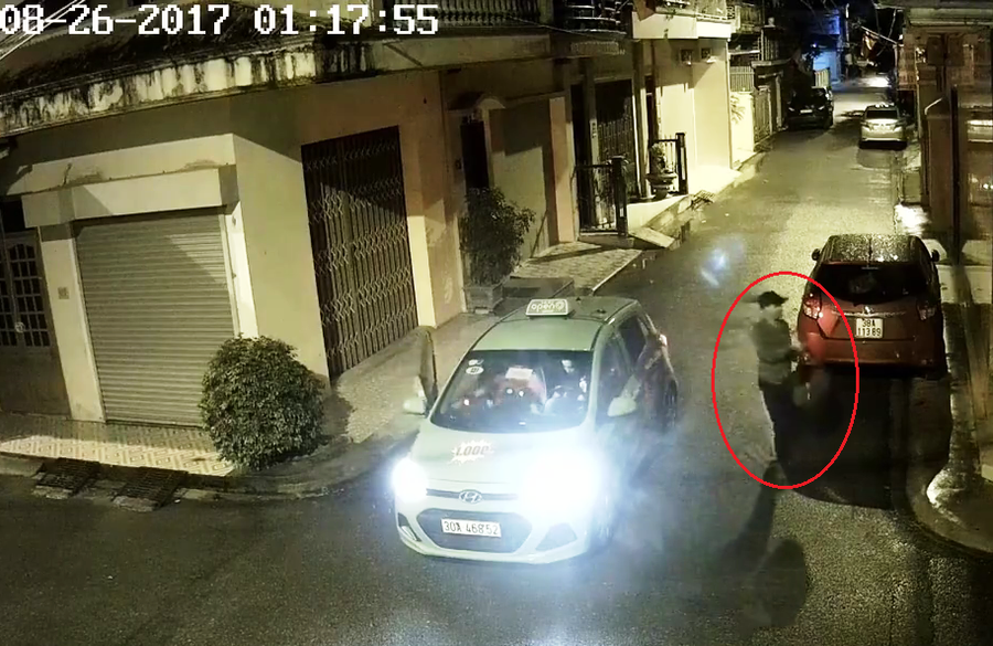 Kẻ gian đã đến tiệm vàng một mình và đi bằng taxi Kẻ gian đã đến tiệm vàng một mình và đi bằng taxi