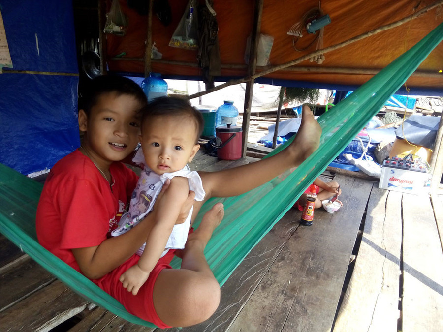 Trẻ em xóm chài mong ngày được lên bờ để dễ dàng việc học hành. Trẻ em xóm chài mong ngày được lên bờ để dễ dàng việc học hành.