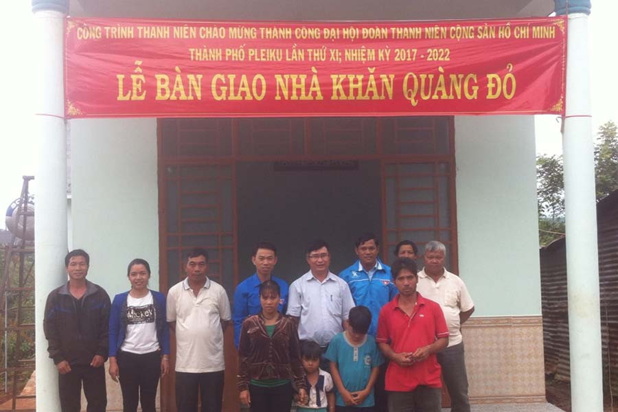 Thành Đoàn Pleiku bàn giao nhà Khăn quàng đỏ tại xã Gào. Ảnh: H’Yuên