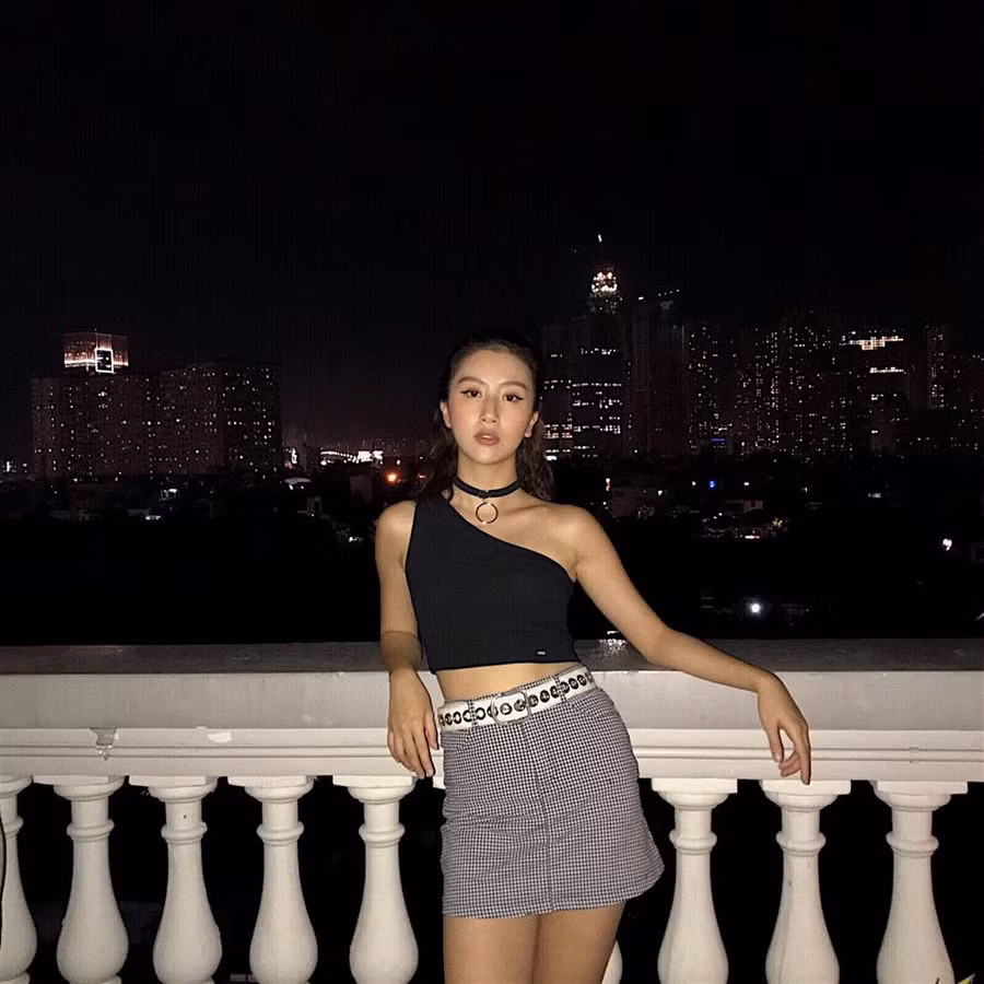 Để trở thành một cô gái sành điệu, gợi cảm như Quỳnh Anh Shyn khi tham dự những buổi tiệc tối. Các tín đồ thời trang có thể lựa chọn áo crop top lệch vai kết hợp cùng chân váy họa tiết và nhấn nhá thêm chiếc thắt lưng xỏ khuyên cá tính.