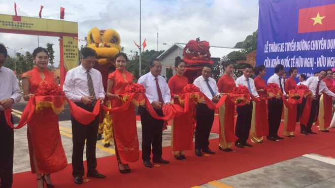 Phó Thủ tướng Trương Hòa Bình cùng các đại biểu cắt băng khánh thành tuyến đường chuyên dụng vận tải hàng hóa cửa khẩu quốc tế Hữu Nghị-Hữu Nghị Quan.