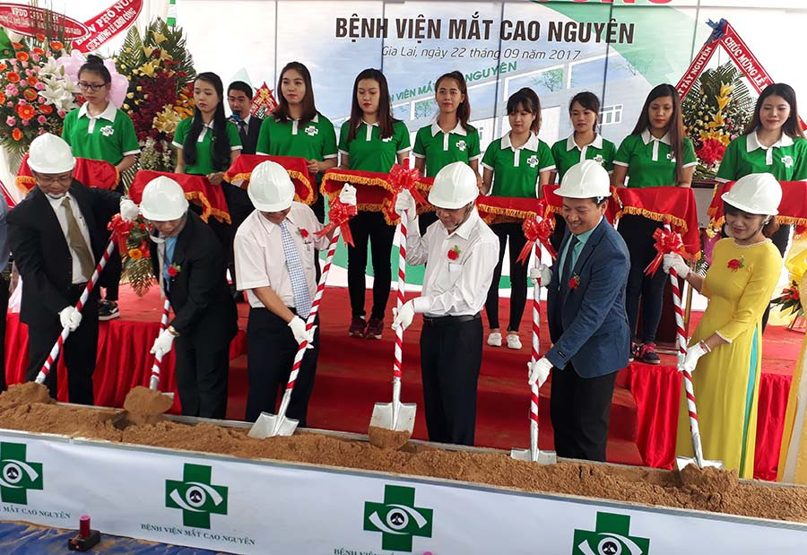  Lãnh đạo Sở Y tế, UBND TP. Pleiku và Công ty TNHH Bệnh viện mắt Cao Nguyên làm lễ động thổ. Ảnh: Nguyễn Tú