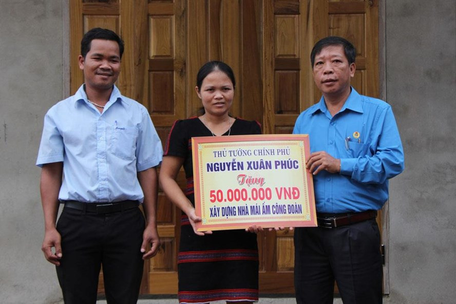 Niềm vui của vợ chồng anh Thước khi nhận được món quà từ Thủ tướng. Niềm vui của vợ chồng anh Thước khi nhận được món quà từ Thủ tướng.