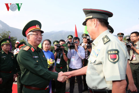Thượng tướng Nguyễn Chí Vịnh bắt tay chào mừng Thượng tướng Phạm Trường Long, Phó Chủ tịch Quân ủy Trung ương (Trung Quốc) dẫn đầu đoàn đại biểu Trung Quốc. Thượng tướng Nguyễn Chí Vịnh bắt tay chào mừng Thượng tướng Phạm Trường Long, Phó Chủ tịch Quân ủy Trung ương (Trung Quốc) dẫn đầu đoàn đại biểu Trung Quốc.