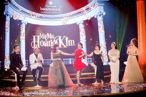 Tiến sỹ-Bác sỹ Mỹ Torchizy giao lưu với các khách hàng của mình là những người đẹp không tuổi nổi tiếng trong showbiz Việt - hoa hậu Diệu Hoa, Bùi Bích Phương, Giáng My, người đẹp Thủy Hương.