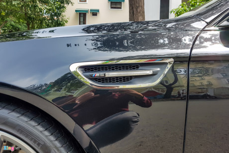 Huy hiệu M5 được gắn bên hông, ngay cạnh khe tản nhiệt. BMW M5 có giá khởi điểm 92.000 USD tại Mỹ. Do giá thành cao, mẫu xe này vô cùng hiếm tại Việt Nam. Huy hiệu M5 được gắn bên hông, ngay cạnh khe tản nhiệt. BMW M5 có giá khởi điểm 92.000 USD tại Mỹ. Do giá thành cao, mẫu xe này vô cùng hiếm tại Việt Nam.