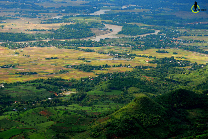 Nếu như Tú Lệ, Mù Cang Chải đã nổi tiếng, thì cái tên Mường Lò (Nghĩa Lộ) dường như rất ít người biết đến. Trên trục quốc lộ 32 đến với Mù Cang Chải, bạn sẽ phải qua thị xã Nghĩa Lộ, đây là trung tâm kinh tế xã hội của toàn vùng Mường Lò ngày nay.