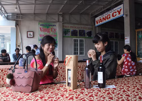 Khách tham quan dùng thử miễn phí các sản phẩm nho rừng do ông Thông tự mày mò, nghiên cứu làm ra