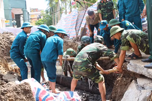 Lực lượng công binh tổ chức di dời quả bom 