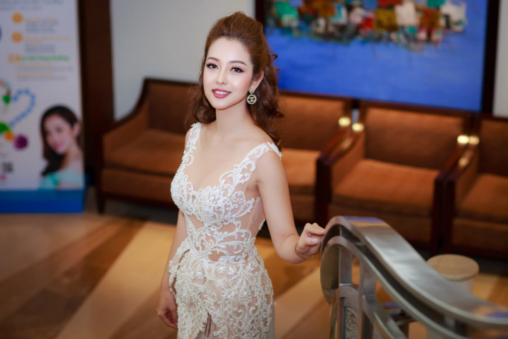 Trong trang phục của NTK Vũ Thu Phương, Jennifer Phạm khoe vòng eo con kiến và ngực đầy gợi cảm. Trong trang phục của NTK Vũ Thu Phương, Jennifer Phạm khoe vòng eo con kiến và ngực đầy gợi cảm.