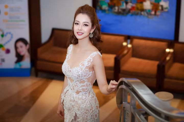 Trong trang phục của NTK Vũ Thu Phương, Jennifer Phạm khoe vòng eo con kiến và ngực đầy gợi cảm. 