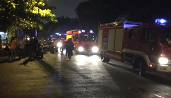 Lực lượng chức năng phong tỏa hoàn toàn bên ngoài để thực hiện việc chữa cháy