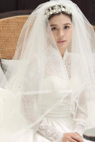 Sau khi ảnh cưới được nữ nhà văn Linh Lê chia sẻ, rất nhiều người hâm mộ đã gửi lời chúc phúc cho cặp đôi trai tài - gái sắc, nhiều khán giả cũng tò mò về người con gái có thể 