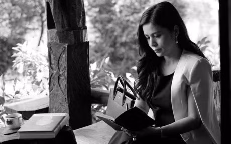 Nếu như đại gia Đặng Lê Nguyên Vũ xuất thân nghèo khó thì bà Lê Hoàng Diệp Thảo sinh ra trong nhung lụa. Sinh năm 1973, là con gái của một đại gia Buôn Mê Thuột nhiều năm kinh doanh vàng bạc, bà Diệp Thảo có sẵn tố chất thông minh và khôn khéo. Ảnh: Cafebiz.