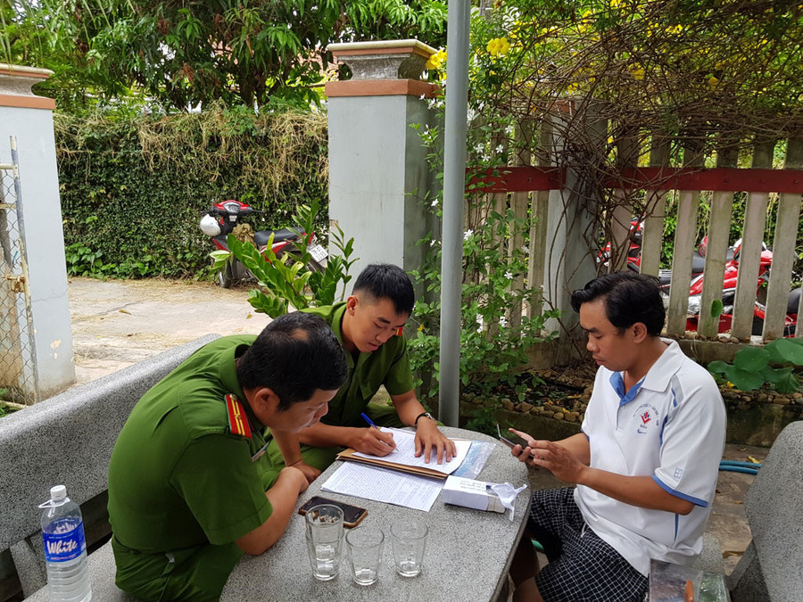 Công an huyện Đông Hòa làm việc với nhà báo Nguyễn Quang Thuần về sự việc đã xảy ra. Công an huyện Đông Hòa làm việc với nhà báo Nguyễn Quang Thuần về sự việc đã xảy ra.