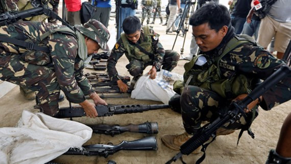 Binh sĩ Philippines tịch thu vũ khí nhóm Maute bỏ lại sau đợt giao tranh.