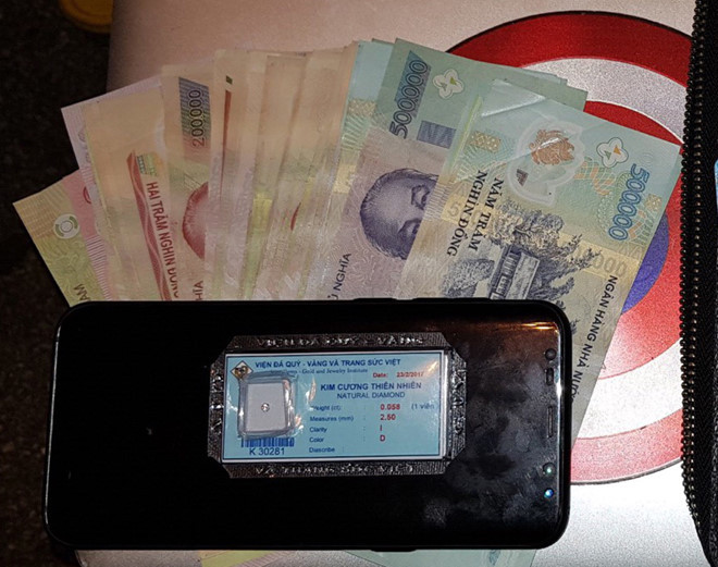 Trong chiếc cặp CSGT nhặt được có viên kim cương cùng tiền mặt và nhiều tài sản giá trị. Trong chiếc cặp CSGT nhặt được có viên kim cương cùng tiền mặt và nhiều tài sản giá trị.