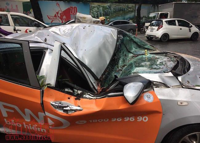 Xe bị hư hỏng nặng.