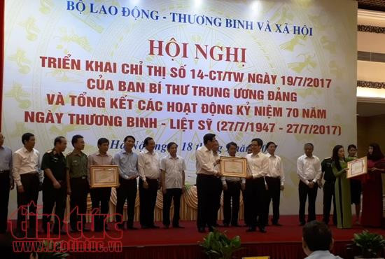 Phó Thủ tướng Chính phủ tặng bằng khen cho tập thể, cá nhân đã có thành tích trong dịp kỷ niệm 70 năm ngày Thương binh - liệt sĩ.