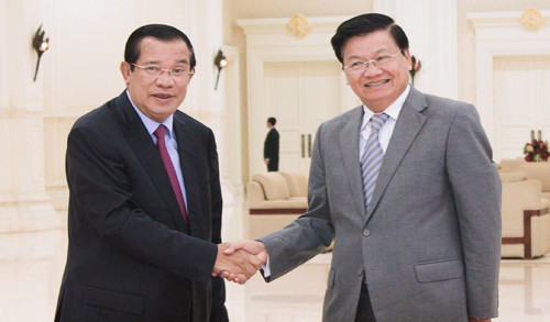Thủ tướng Campuchia Samdech Techo Hun Sen (trái) và Thủ tướng Lào Thongloun Sisulith.