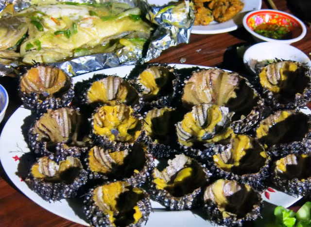 Món nhum không chỉ dành riêng cho quý ông mà các cô, chị cũng rất thích.-Ảnh: T.T.H.