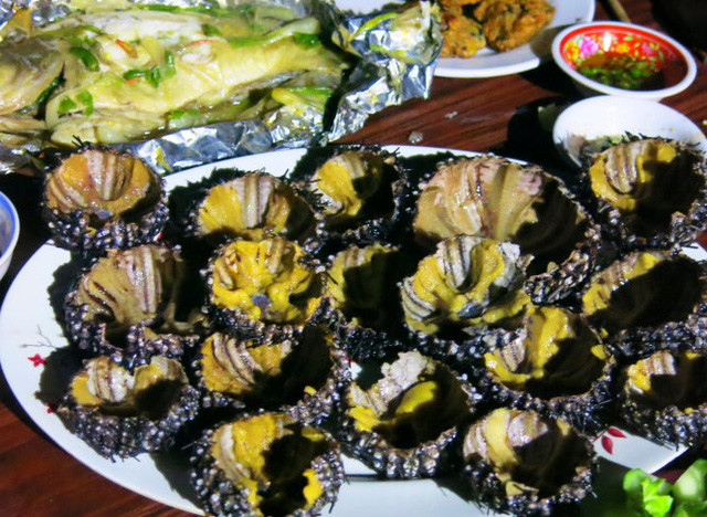 Món nhum không chỉ dành riêng cho quý ông mà các cô, chị cũng rất thích.-Ảnh: T.T.H.